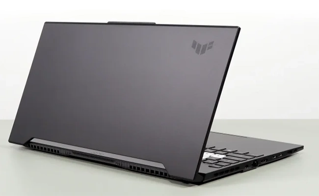 درب پشت لپ تاپ tuf f15 fx517zm مات و تیره است.